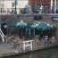 Kanalın yanında bulunan bir cafe/pub